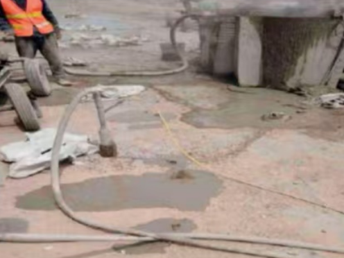 阜平水泥混凝土路面板底注浆技术 路面脱空注浆整治方案